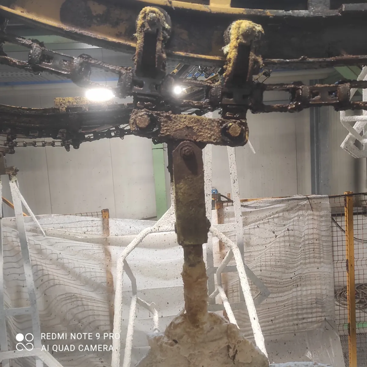 Catenaria di impianto di verniciatura incrostata di vernice prima della pulizia criogenica
