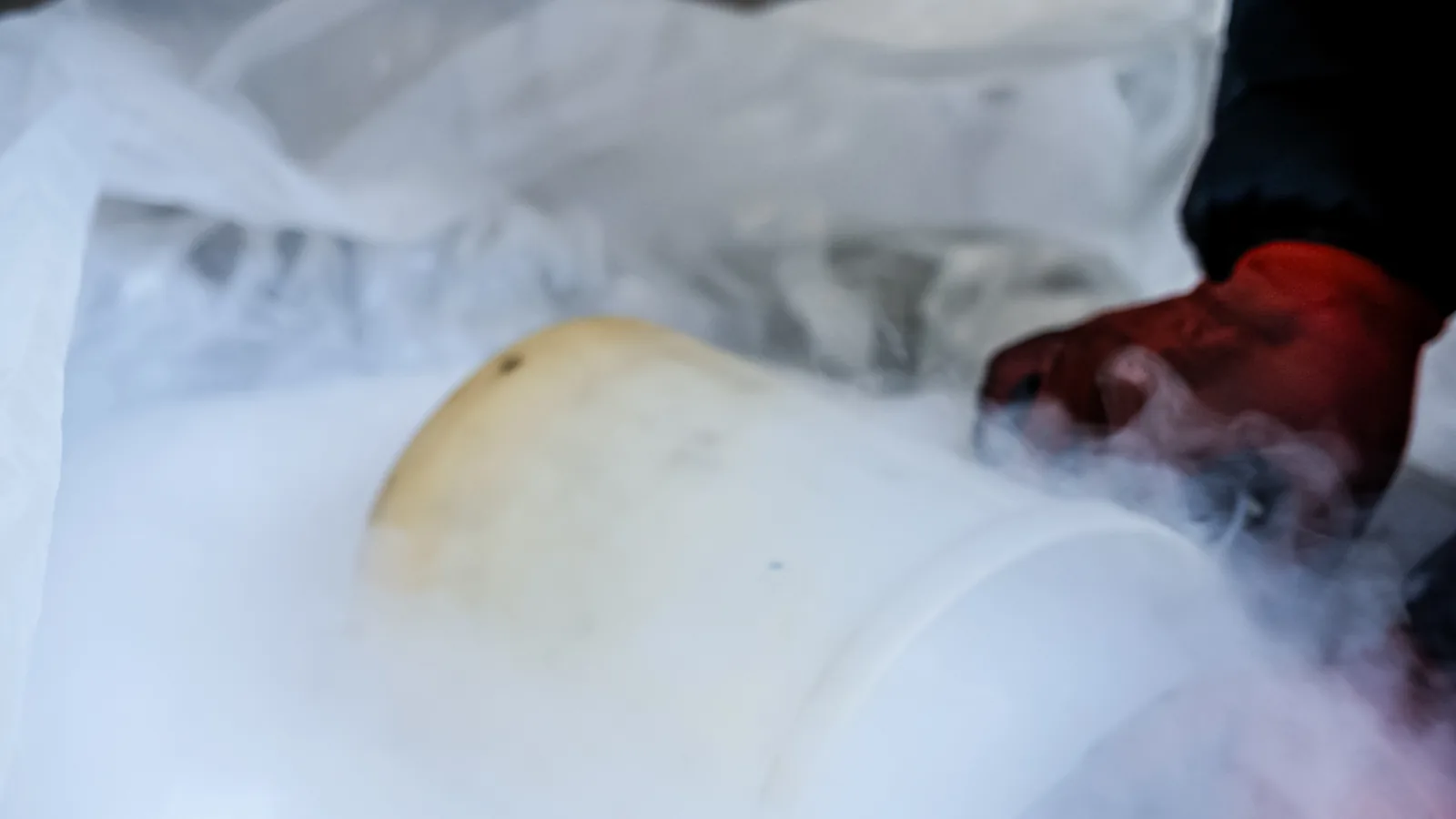 Pulizia criogenica con ghiaccio secco: vapore di CO2 sublimata durante l'intervento