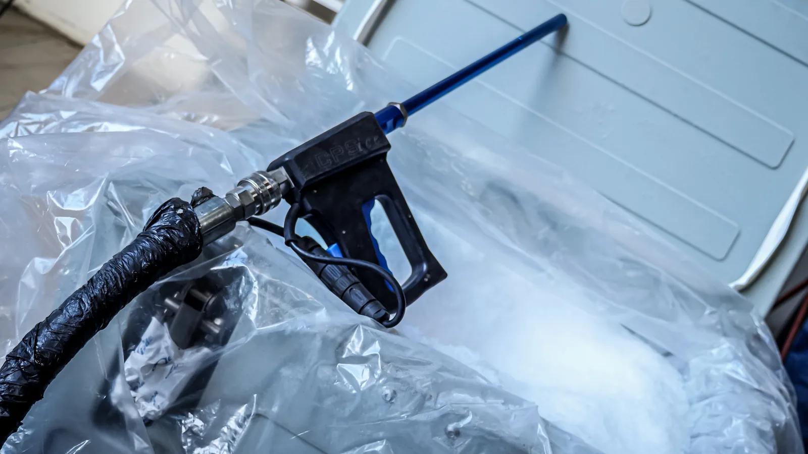Pistola criogenica CPS Ice durante il dry ice blasting di un macchinario